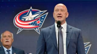 Jarmo Kekäläinen kuvattuna tiedotustilaisuudessa Columbus Blue Jacketsissa.