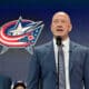 Jarmo Kekäläinen kuvattuna tiedotustilaisuudessa Columbus Blue Jacketsissa.