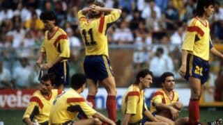 Bildnummer: 05661410  Datum: 25.06.1990  Copyright: imago/Kicker/Liedel
Spieler aus Rumänien entspannen vor der Verlängerung im Achtelfinale der WM 1990, v. re.: Ioan Lupescu, Gheorghe Hagi, Gheorghe Popescu, Danut Lupu - DEUTSCHSPRACHIGE SPORTZEITSCHRIFTEN UND -ZEITUNGEN NUR NACH RÜCKSPRACHE; Pause, erholen, ausruhen, sitzen, Boden, Rasen WM 1990, Länderspiel, Nationalteam, Nationaltrikot, Vdia, quer Genua Fußball WM Herren Mannschaft Gruppenbild Randmotiv Personen

Image number 05661410 date 25 06 1990 Copyright imago Kicker Liedel Players out Romania relax before the Extension in Eighth finals the World Cup 1990 v right Ioan Lupescu Gheorghe Hagi Gheorghe Popescu Danut Lupu GERMAN-SPEAKING SPORTZEITSCHRIFTEN and Newspapers only After Consultation Break Relax rest sit Bottom Lawn World Cup 1990 international match National team National jersey Vdia horizontal Genoa Football World Cup men Team Group photo Rand motive Human Beings