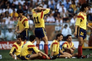 Bildnummer: 05661410  Datum: 25.06.1990  Copyright: imago/Kicker/Liedel
Spieler aus Rumänien entspannen vor der Verlängerung im Achtelfinale der WM 1990, v. re.: Ioan Lupescu, Gheorghe Hagi, Gheorghe Popescu, Danut Lupu - DEUTSCHSPRACHIGE SPORTZEITSCHRIFTEN UND -ZEITUNGEN NUR NACH RÜCKSPRACHE; Pause, erholen, ausruhen, sitzen, Boden, Rasen WM 1990, Länderspiel, Nationalteam, Nationaltrikot, Vdia, quer Genua Fußball WM Herren Mannschaft Gruppenbild Randmotiv Personen

Image number 05661410 date 25 06 1990 Copyright imago Kicker Liedel Players out Romania relax before the Extension in Eighth finals the World Cup 1990 v right Ioan Lupescu Gheorghe Hagi Gheorghe Popescu Danut Lupu GERMAN-SPEAKING SPORTZEITSCHRIFTEN and Newspapers only After Consultation Break Relax rest sit Bottom Lawn World Cup 1990 international match National team National jersey Vdia horizontal Genoa Football World Cup men Team Group photo Rand motive Human Beings