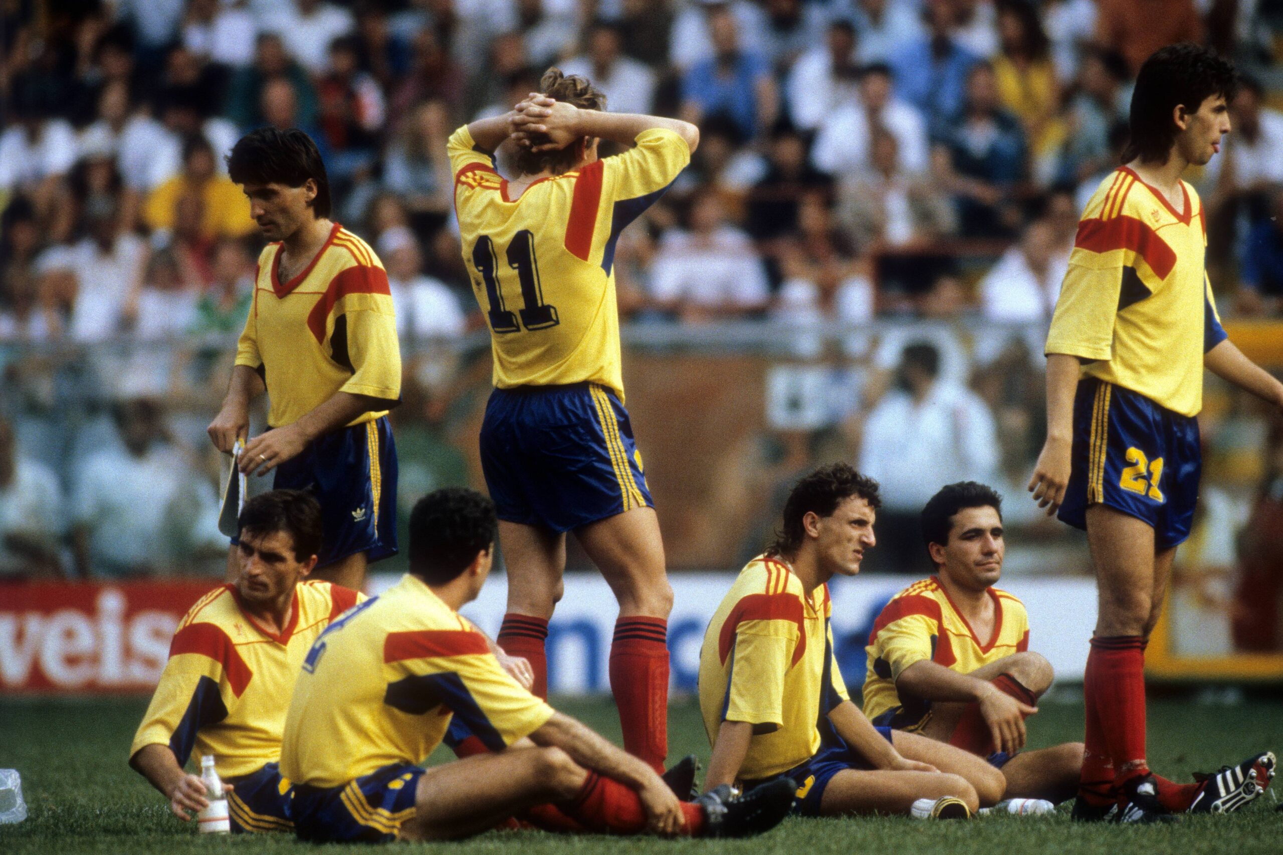 Bildnummer: 05661410  Datum: 25.06.1990  Copyright: imago/Kicker/Liedel
Spieler aus Rumänien entspannen vor der Verlängerung im Achtelfinale der WM 1990, v. re.: Ioan Lupescu, Gheorghe Hagi, Gheorghe Popescu, Danut Lupu - DEUTSCHSPRACHIGE SPORTZEITSCHRIFTEN UND -ZEITUNGEN NUR NACH RÜCKSPRACHE; Pause, erholen, ausruhen, sitzen, Boden, Rasen WM 1990, Länderspiel, Nationalteam, Nationaltrikot, Vdia, quer Genua Fußball WM Herren Mannschaft Gruppenbild Randmotiv Personen

Image number 05661410 date 25 06 1990 Copyright imago Kicker Liedel Players out Romania relax before the Extension in Eighth finals the World Cup 1990 v right Ioan Lupescu Gheorghe Hagi Gheorghe Popescu Danut Lupu GERMAN-SPEAKING SPORTZEITSCHRIFTEN and Newspapers only After Consultation Break Relax rest sit Bottom Lawn World Cup 1990 international match National team National jersey Vdia horizontal Genoa Football World Cup men Team Group photo Rand motive Human Beings