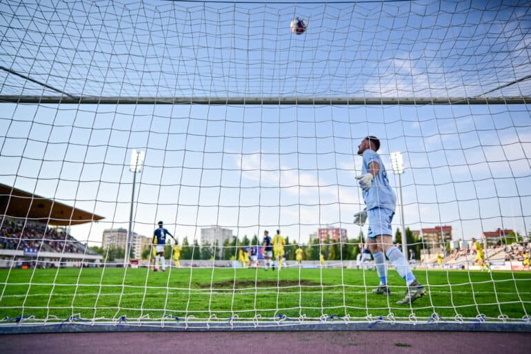 Raatin stadion kuvattuna päädystä jalkapallo-ottelun aikana.