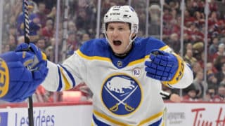 Tage Thompson tuulettaa maalia.
