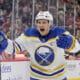 Tage Thompson tuulettaa maalia.