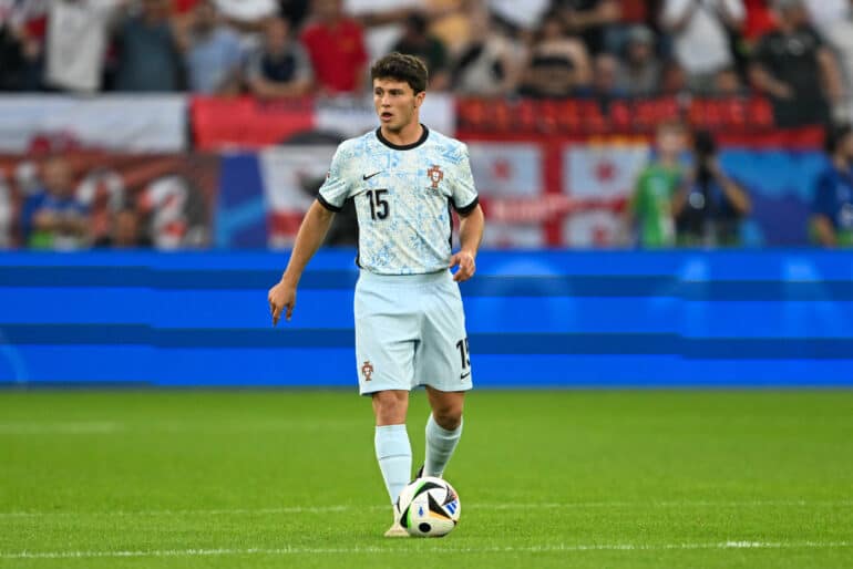 EM 2024: Georgien - Portugal am 26.06.2024 in der Veltins Arena in Gelsenkirchen
Joao Neves #15 of Portugal runs with the ball.
Foto: osnapix / action press