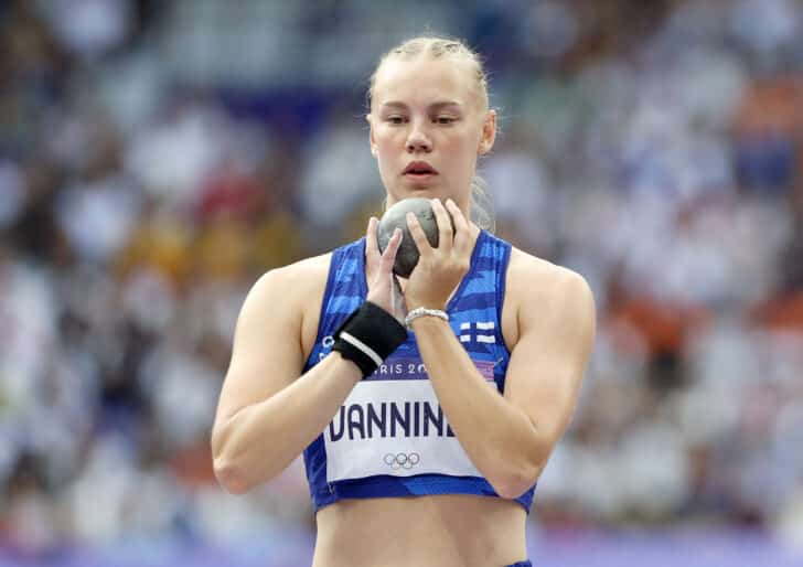 epa11537618 Saga Vanninen of Finland competes in the Shot Put event of the Heptathlon event of the Athletics competitions in the Paris 2024 Olympic Games, at the Stade de France stadium in Saint Denis, France, 08 August 2024.  EPA-EFE/FRANCK ROBICHON