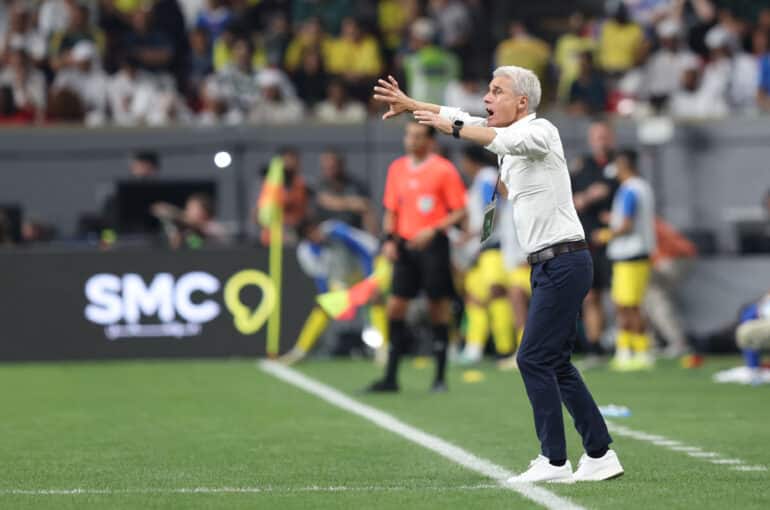 epa11266528 Luis Castro head coach of Al-Nassr gestures during the semifinal soccer match of the Saudi Super Cup between Al-Hilal and Al-Nassr in Abu Dhabi, United Arab Emirates, 08 April 2024.  EPA-EFE/ALI HAIDER