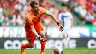 Lukas Hradecky avaamassa heitolla maata pitkin Huuhkajien ottelussa Portugalia vastaan ystävyysottelussa kesäkuussa 2024.