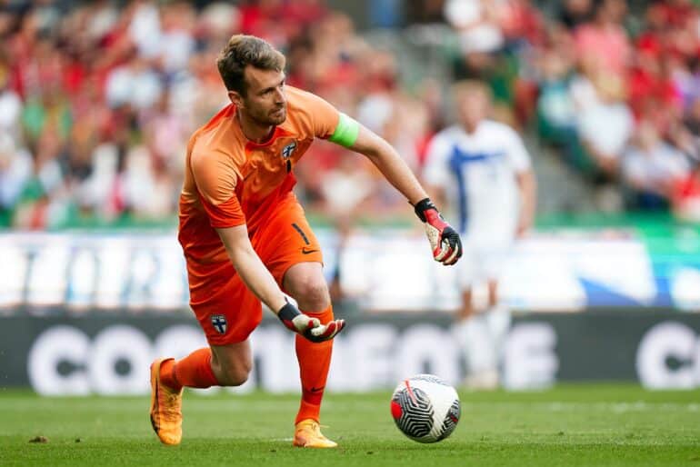 Lukas Hradecky avaamassa heitolla maata pitkin Huuhkajien ottelussa Portugalia vastaan ystävyysottelussa kesäkuussa 2024.