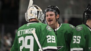 Roope Hintz kiittämässä maalivahti Jake Oettingeria voittopelin jälkeen lokakuussa 2024.
