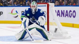 Kevin Lankinen torjuntatöissä Vancouverin maalilla.