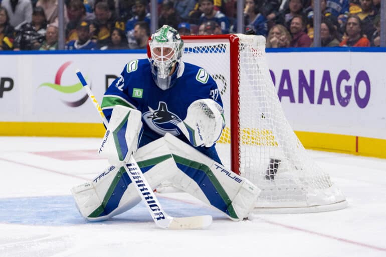 Kevin Lankinen torjuntatöissä Vancouverin maalilla.