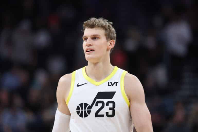 Lauri Markkanen kuvattuna Utah Jazzin paidassa syksyllä 2024.