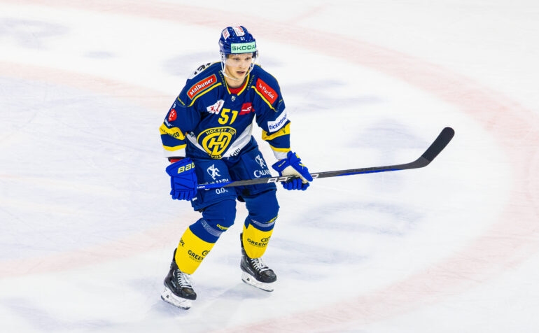 Eishockey, NL, EHC Kloten - HC Davos EHC Kloten - HC Davos, Stimo Arena, National League NL, Regular Season: 51 Kristian Näkyvä, Verteidiger HC Davos. Kloten, Schweiz, 09.12.2023 *** Ice Hockey, NL, EHC Kloten HC Davos EHC Kloten HC Davos, Stimo Arena, National League NL, Regular Season 51 Kristian Näkyvä, Defenseman HC Davos Kloten, Switzerland, 09 12 2023