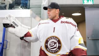 Antti Raanta kuvattuna koppikäytävän suulla Geneve-Servetten paidassa lippis päässään.