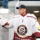 Antti Raanta kuvattuna koppikäytävän suulla Geneve-Servetten paidassa lippis päässään.