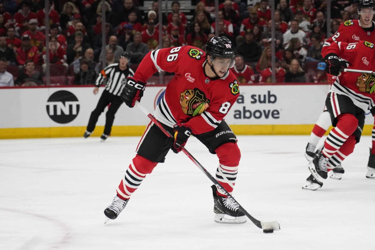 Teuvo Teräväinen kuvattuna Chicago Blackhawksin paidassa syyskaudella 2024.