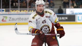 Sami Vatanen kuvattuna Geneve-Servetten paidassa syksyllä 2024 Zurich Lionsia vastaan.