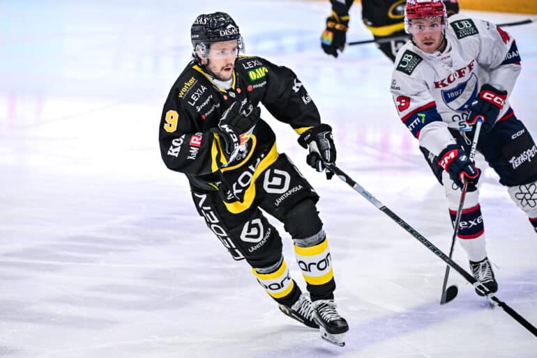 xxkeikkaxx 20240302 OULU, OULUN ENERGIA AREENA
Jääkiekon SM-Liiga. Kärpät vs HIFK.

Kuvassa Victor Berglund ja Vincent Marleau


Photo: Jussi Määttä / All Over Press