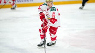 Atro Leppänen kuvattuna joulukuussa Sportin alkulämmittelyssä kiekon kanssa.