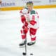 Atro Leppänen kuvattuna joulukuussa Sportin alkulämmittelyssä kiekon kanssa.
