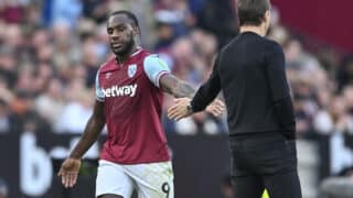 Michail Antonio pelasi ennen loukkaantumistaan Manchester Cityä vastaan. Kuvassa mies on tulossa vaihtoon viheriöltä.