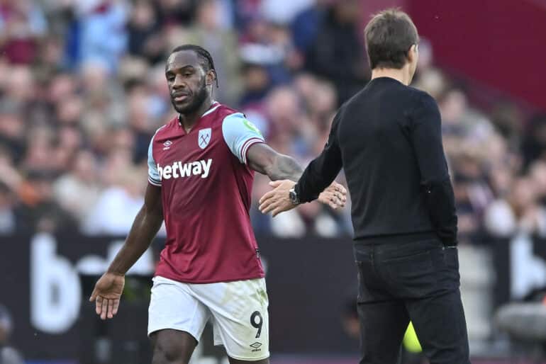 epa11687606 Michail Antonio of West Ham United and Julen Lopetegui manger of West Ham United during the English Premier League soccer match between West Ham United and Manchester United, in London, Britain, 26 October 2024.  EPA-EFE/VINCE MIGNOTT EDITORIAL USE ONLY. No use with unauthorized audio, video, data, fixture lists, club/league logos, 'live' services or NFTs. Online in-match use limited to 120 images, no video emulation. No use in betting, games or single club/league/player publications.