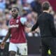 Michail Antonio pelasi ennen loukkaantumistaan Manchester Cityä vastaan. Kuvassa mies on tulossa vaihtoon viheriöltä.