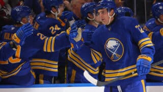 Tage Thompson kuvattuna syksyllä 2024 tuulettamassa maalia.