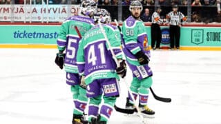 Jokerien ikämiesosasto pelaamassa marraskuussa. Kuvassa Valtteri Filppula, Antti Pihlström ja Juhamatti Aaltonen.