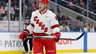 Mikko Rantasen debyytti Carolinan paidassa tapahtui 26. tammikuuta New York Islandersin kotihallissa. Kuva on pelikatkolta, kun Rantanen valmistautuu aloitukseen.