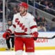 Mikko Rantasen debyytti Carolinan paidassa tapahtui 26. tammikuuta New York Islandersin kotihallissa. Kuva on pelikatkolta, kun Rantanen valmistautuu aloitukseen.