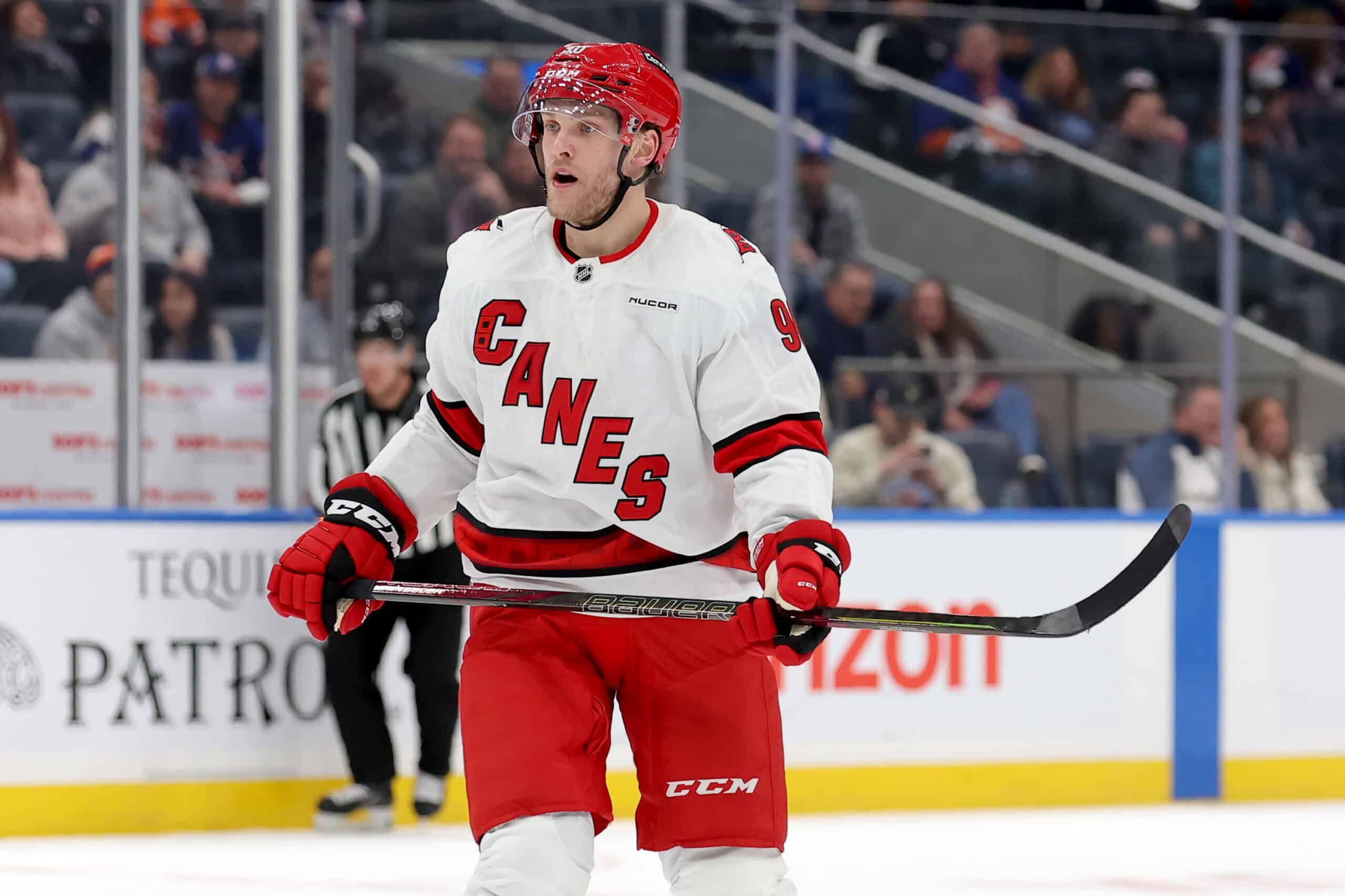 Mikko Rantasen debyytti Carolinan paidassa tapahtui 26. tammikuuta New York Islandersin kotihallissa. Kuva on pelikatkolta, kun Rantanen valmistautuu aloitukseen.