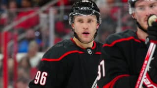 Mikko Rantanen esiintyi Carolina Hurricanesin paidassa 31. tammikuuta. Kuvassa käynnissä on pelikatko.