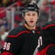 Mikko Rantanen esiintyi Carolina Hurricanesin paidassa 31. tammikuuta. Kuvassa käynnissä on pelikatko.