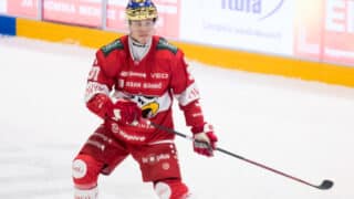 Atro Leppänen luutimassa Sportin takalinjoilla kultakypärä päässään Lappeenrannassa tammikuun puolivälin jälkeen.