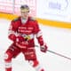 Atro Leppänen luutimassa Sportin takalinjoilla kultakypärä päässään Lappeenrannassa tammikuun puolivälin jälkeen.