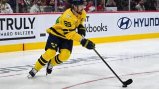 Erik Karlsson pelaamassa kiekollisena Suomea vastaan 4 Nations -turnauksessa.