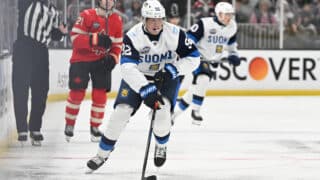 Patrik Laine kuvattuna 4 Nationsin Kanada-ottelun aikana. Pelaaja kuljettaa kiekkoa ylöspäin oikealla laidalla siirretyn rangaistuksen aikana.