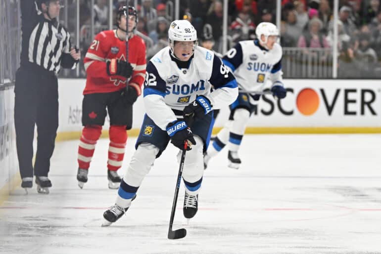 Patrik Laine kuvattuna 4 Nationsin Kanada-ottelun aikana. Pelaaja kuljettaa kiekkoa ylöspäin oikealla laidalla siirretyn rangaistuksen aikana.