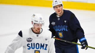 Artturi Lehkonen ja Urho Vaakanainen kuvattuna Leijonien harjoituksissa.