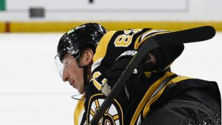Brad Marchand kaatumassa Boston Bruinsin paidassa Vegasia vastaan. Kuvattu juuri ennen 4 Nations -taukoa.