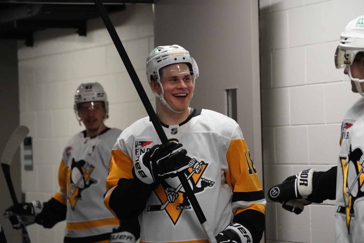 Jesse Puljujärvi nauramassa Pittsburghin paidassa koppikäytävällä San Josessa. Kuva otettu tammikuussa.