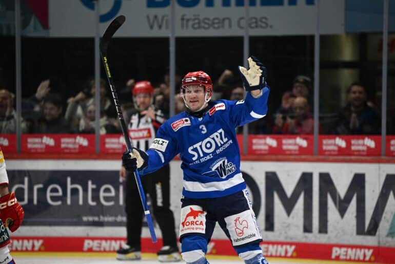 Teemu Pulkkinen tuuletteli alkukaudesta Schwenninger Wild Wingsissä, mutta pian tuli lähtöpassit.