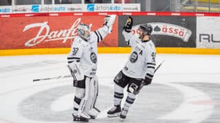 Niklas Arell ja Noa Vali juhlimassa voittoa Sportia vastaan lauantaina maaliskuun alkupuolella.