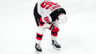 Jack Hughes piteli olkapäänsä liukuessaan ulos jäältä viikonloppuna, kun hän oli loukkaantunut.