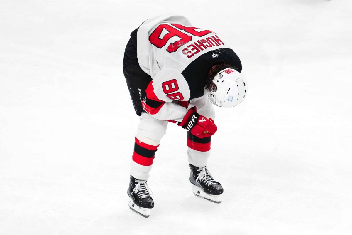 Jack Hughes piteli olkapäänsä liukuessaan ulos jäältä viikonloppuna, kun hän oli loukkaantunut.