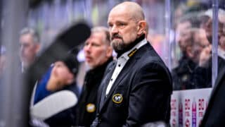 Petri Matikainen valmentamassa Kärppien aitiossa.