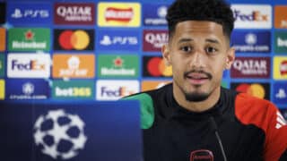 William Saliba kuvattuna maaliskuussa Arsenalin Mestarien liiga -lehdistötilaisuudessa.
