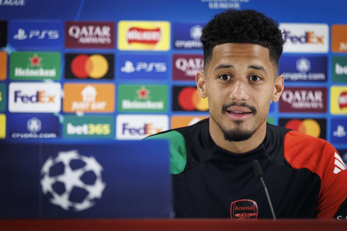 William Saliba kuvattuna maaliskuussa Arsenalin Mestarien liiga -lehdistötilaisuudessa.